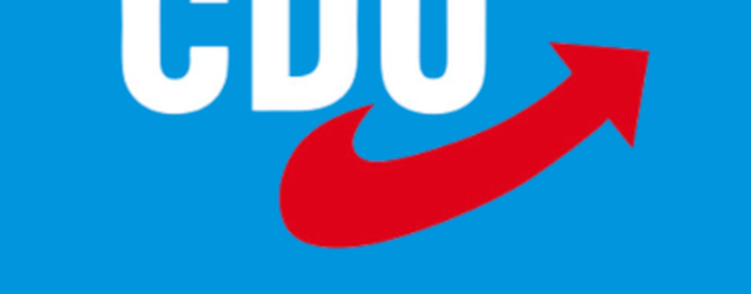 Satirisches Titelbild: CDU-Logo mit AfD-Pfeil. Frage: Was ist gefährlicher – die faschistische AfD oder eine CDU, die AfD-Politik macht?